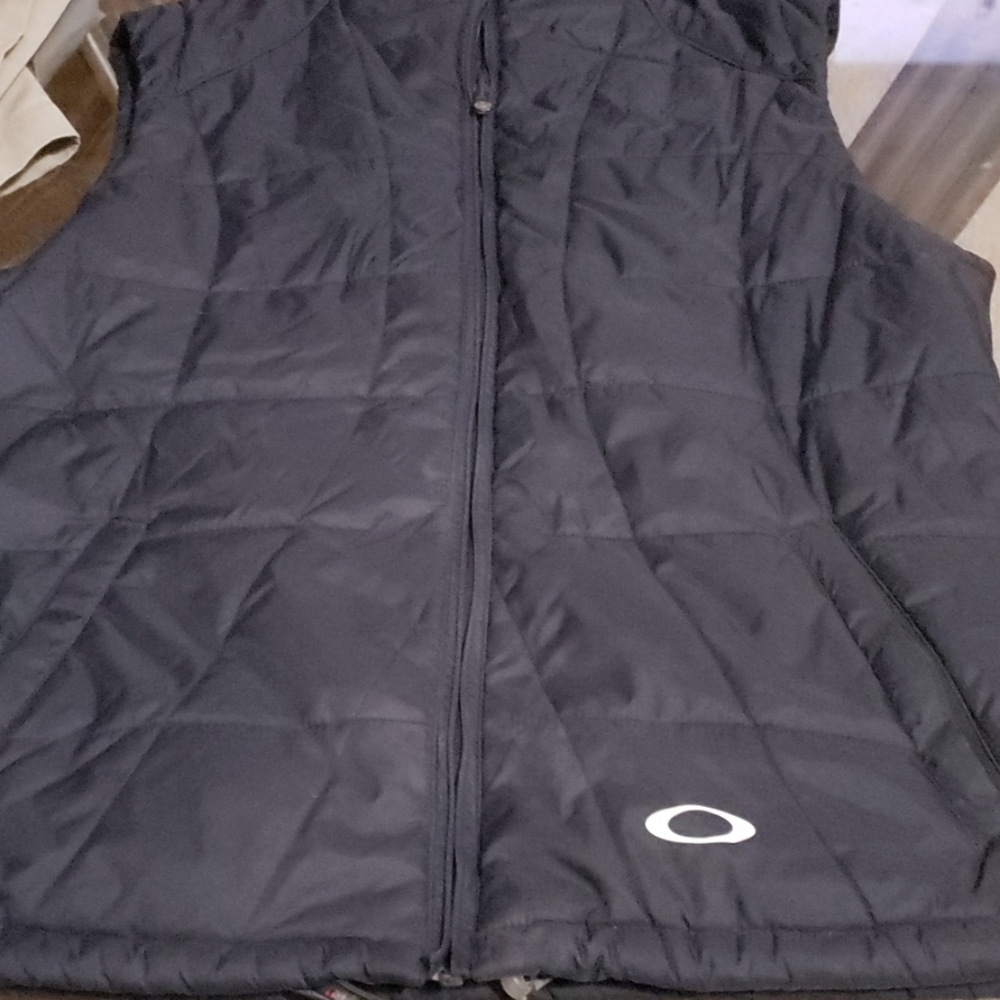 Oakley sleeveless jacket puffer great condition